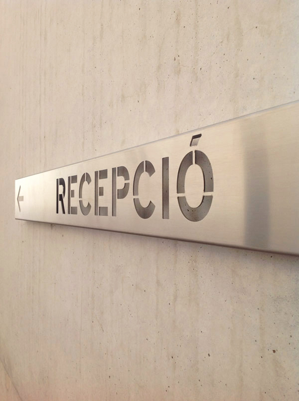 VISLUM Tanatori de Badalona projecte retolació acer inoxidable VISLUM Tanatori de Badalona projecte retolació acer inoxidable