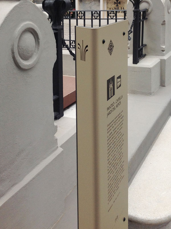 VISLUM totem de senyalitzaci&oacute; al Cemenitiri de Sant Feliu