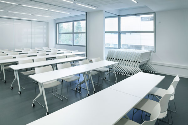 VISLUM taula plegable 2MOVE per aula polivalent VISLUM taula plegable 2MOVE per aula polivalent