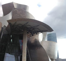 VIslum vitrines a mida de vidre opric per botiga Museu Guggenheim Bilbao