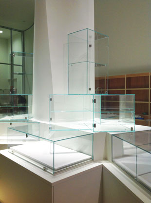 VISLUM vitrines a mida per botiga Museu Guggenheim Bilbao VISLUM vitrines a mida per botiga Museu Guggenheim Bilbao
