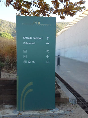 Totems de senyalització a Tanatori de Badalona Totems de senyalització a Tanatori de Badalona