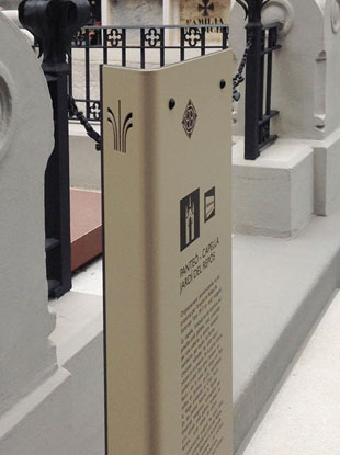 VISLUM totems i senyalètica exterior per Cementiri de Sant Feliu de Llobregat VISLUM totems i senyalètica exterior per Cementiri de Sant Feliu de Llobregat