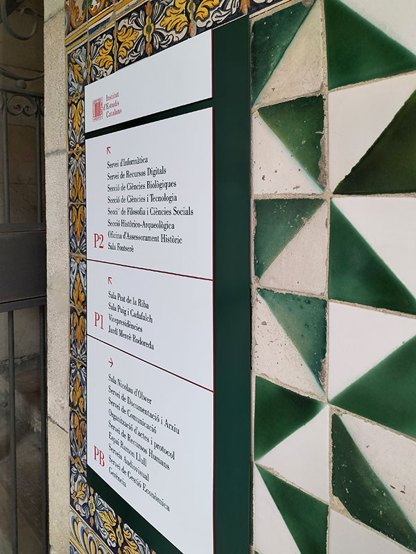 VISLUM disseny de la nova senyal&egrave;tica del Institut d'Estudis Catalans