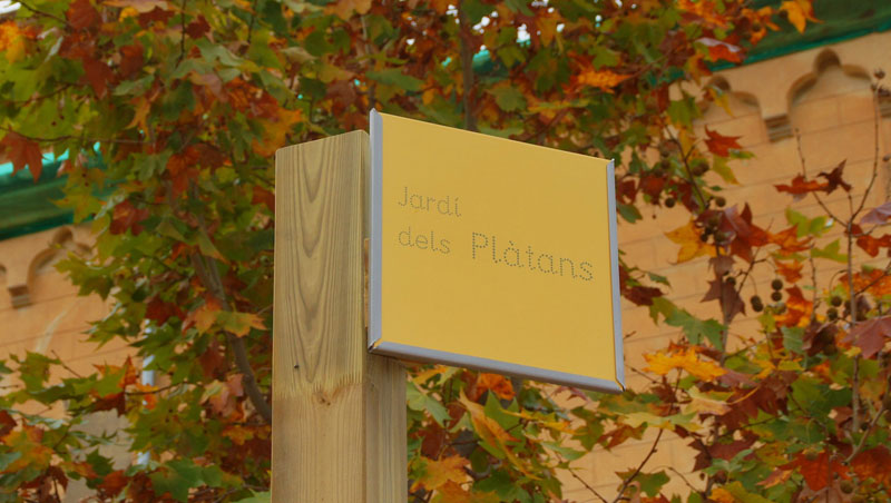 VILSUM postes de senyalitzacio jardins per Escola Pere Vergés VILSUM postes de senyalitzacio jardins per Escola Pere Vergés